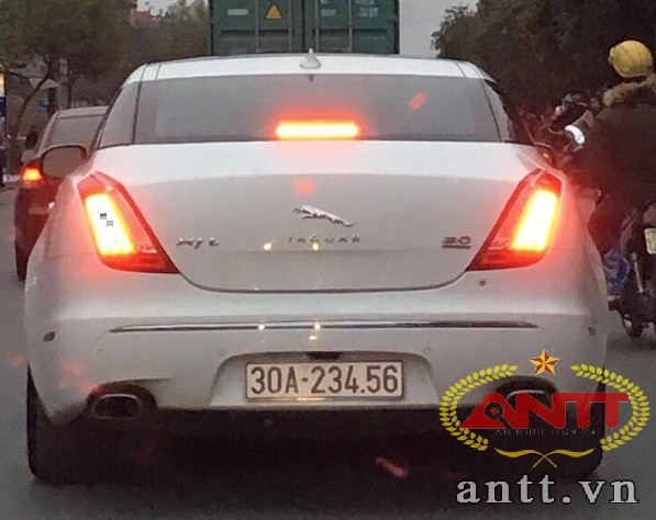 Siêu xe mang biển kiểm soát số 30A-23456 là chiếc sedan thể thao 4 cửa, 4 chỗ ngồi Jaguar XJL có bán giá hơn 7 tỷ đồng tại Việt Nam.