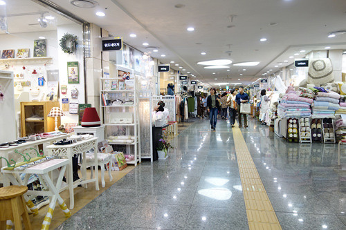 Thiên đường mua sắm dưới lòng đất lớn nhất ở Seoul được gọi là Goto Mall, nằm ở khu ga ngầm Gangnam. Đây là nơi kết nối với một trong những trạm chuyển tàu điện ngầm lớn nhất, nơi có các đường tàu điện ngầm Seoul 3, 7 và 9 hoạt động. Giới trẻ Hàn Quốc thích mua sắm ở dưới lòng đất vì tiện đường di chuyển nhưng quan trọng hơn là đồ đạc được bán ở đây có mẫu mã phong phú và rẻ hơn ở ngoài từ 10 - 20%.
