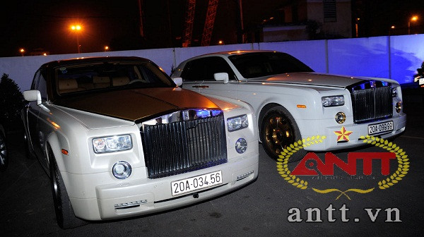 Hai chiếc Rolls-Royce Phantom biển đẹp tới từ Thái Nguyên, trong đó 1 chiếc đã nổi đình đám với nhiều chi tiết mạ vàng ở biểu tượng Spirit và la-zăng. Theo cách luận biển số của các dân chơi xe thì biển số 9999 (tứ quý 9) có nghĩa là trường sinh bất lão. Ngoài ra tứ cửu – cứu tử, xe mang biển này còn được hiểu là cứu sóng, tai qua nạn khỏi.Trong khi đó, một chiếc Rolls-Royce Phantom khác mang biển 20A-03456 – biển số được dân chơi xe luận gọi là ‘bạn bè nể sợ’.