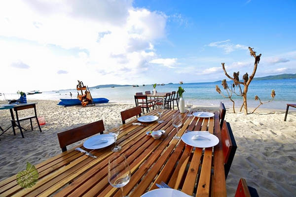 Tuy nhiên, chủ nhân các "lều vịt" Eco Lodge, anh Vũ Thanh Minh gần đây đã chính thức thông báo sẽ loại bỏ mô hình kinh doanh này vào cuối năm, vì e ngại môi trường biển Cô Tô sẽ bị ảnh hưởng do quá nhiều đơn vị, cá nhân tham gia xây dựng mô hình tương tự sát biển. Vì lí do này, nhiều bạn trẻ đang lên lịch trình đến Eco Lodge sớm nhất có thể, để giữ lại một vài kỉ niệm cuối ở chuỗi homestay từng đóng vai trò tiên phong này.