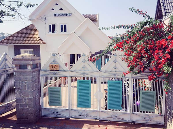 2. Là Nhà - Đà LạtLà Nhà Homestay nằm ngay trên đường Hoàng Diệu cách không xa chợ trung tâm Đà Lạt. Nơi đây thu hút du khách bởi không gian biệt thự cổ điển nhưng cũng không kém phần lạ mắt.