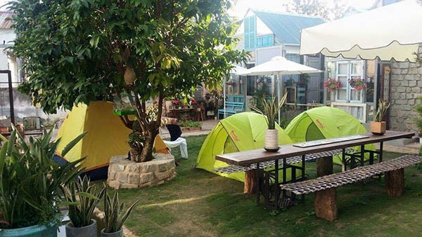 Nếu không chọn ngủ trong nhà, bạn có thể thử cảm giác ngủ lều giữa sân để cảm nhận sự gần gũi với thiên nhiên. (Ảnh: FB Là Nhà Homestay)