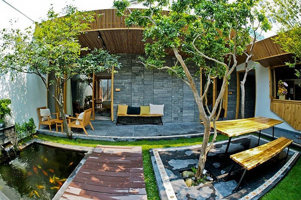 1. Minh House - Đà Nẵng Minh House là chuỗi homestay hiện đại bao gồm 5 căn hộ độc lập nằm sát nhau chỉ cách bãi tắm Phạm Văn Đồng - Mỹ Khê chừng 5 phút đi bộ. Để vào trung tâm thành phố Đà Nẵng du khách cũng không mất quá 10 phút di chuyển. Mỗi căn phòng ở đây có diện tích khiêm tốn nhưng khá sang trọng, sạch sẽ với nội thất gỗ và đầy đủ những tiện nghi hiện đại. Mỗi phòng được ở tối đa 2 người lớn và 2 trẻ nhỏ dưới 6 tuổi.