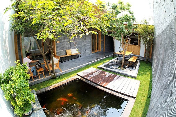 Phần sân chung có cây cối và bể cá để du khách có thể ngồi thư thả nhâm nhi tách trà và tận hưởng không khí yên bình. (Ảnh: FB Minh House)
