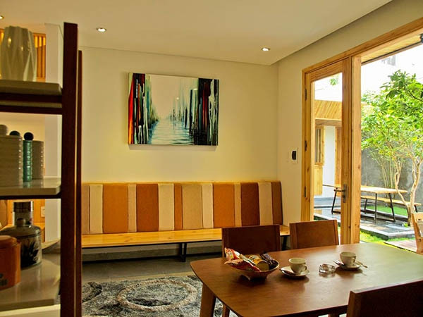 Tại Minh House có trang bị đầy đủ tiện nghi cao cấp như bếp, bàn ăn, ghế sopha để bạn có thể tự nấu nướng những món ăn phục vụ gia đình trong thời gian lưu lại Đà Nẵng. Du khách có thể tận hưởng những bữa sáng phục vụ tại phòng với các món ăn đặc trưng của Đà Nẵng như mì Quảng, bún chả cá, bánh mì...