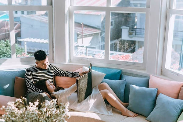 Là Nhà nổi bật với căn biệt thự màu trắng và không gian sân vườn rộng, thoáng cùng nhiều cây xanh, hoa cỏ thơ mộng. Đơn giản mà đẹp, nhã nhặn mà tinh tế chính là điểm nổi bật của nơi đây. Đến đây bạn có thể lựa chọn nhiều kiểu phòng ở khác nhau từ phòng rộng đến phòng dạng Dorm hoặc gần gũi thiên nhiên với hình thức ngủ lều. Phòng Dorm với 10 giường được kê sẵn, được bày trí gọn gàng, tươi sáng và bắt mắt phù hợp với những bạn trẻ đi nghỉ theo nhóm đông người hoặc muốn tiết kiệm chi phí thuê phòng. Trong phòng còn có một dàn âm thanh siêu đã để mọi người có thể tự do tiệc tùng và quẩy hết cỡ.