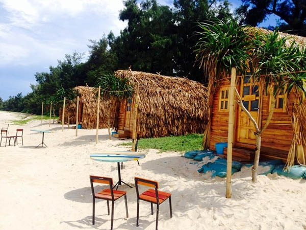 4. Eco Lodge - Cô Tô Eco Lodge trên đảo Cô Tô còn được biết đến với tên gọi Coto Eco Lodge, là khu nhà nghỉ được xây dựng theo hướng homestay như chính lời khẳng định từ Eco Lodge "không phải khách sạn, không phải resort. Vì nó không đủ tiêu chí của bất kì cấp độ lưu trú nào, ngoài là nhà trọ bình dân". 18 căn nhà gỗ hướng biển của Eco Lodge tối thiểu hóa mọi tiện nghi thông thường như wifi, điều hoà, nóng lạnh, tủ lạnh và TV để khách lưu trú có được trải nghiệm gần gũi nhất với thiên nhiên.