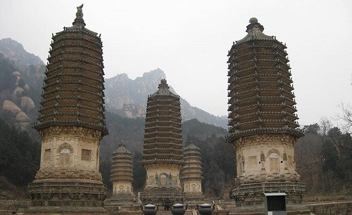 Bắc Kinh Xương Bình ngân sơn tháp lâm: là một trong những thánh địa của Phật Giáo phương Bắc từ thời Liêu Kim, nằm cách trung tâm Bắc Kinh 30km về phía Bắc.