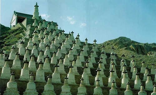 Trữ hạ Thanh Đồng hợp huyền tháp lâm: Tựa lên núi, hướng về sông, có tổng cộng 108 tòa tháp, kiến trúc khác lạ, sắp xếp theo dạng một hình tam giác lớn mang phong cách độc đáo. Không chỉ ở Trung Quốc mà trên cả thế giới cũng chỉ có một công trình duy nhất.