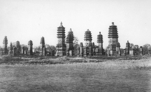 Hà Bắc hình thai tháp lâm: Nằm trong chùa Khai Nguyên và cũng là khu mộ của các vị cao tăng trụ trì, được xây dựng từ thời nhà Minh, nhà Thanh.