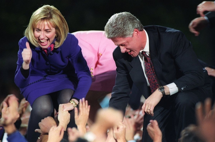 Bà Hillary Clinton cùng chồng, cựu Tổng thống Bill Clinton, ăn mừng chiến thắng trong kỳ bầu cử Tổng thống Mỹ năm 1992. Rất có thể ông Clinton sẽ được trải nghiệm cảm giác tương tự vào tháng 11 tới (Ảnh: Reuters)