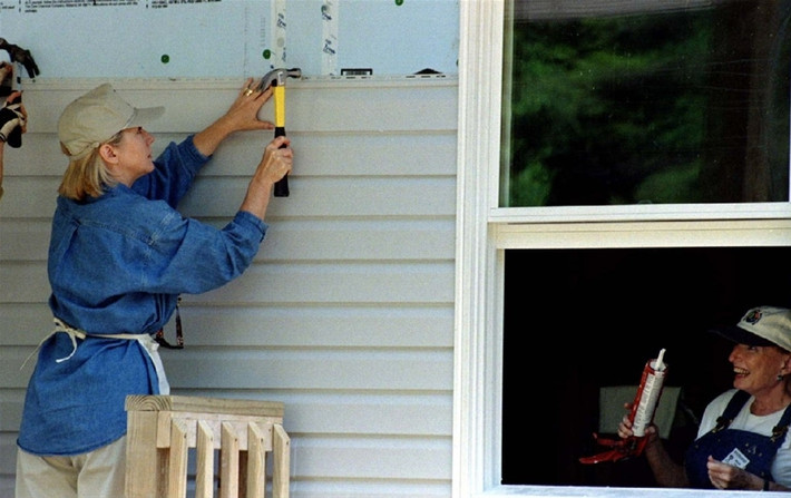 Bà Clinton xắn tay tham gia với tư cách một tình nguyện viên xây nhà cho người nghèo tại Pikeville, Kentucky năm 1997. (Ảnh: Reuters)