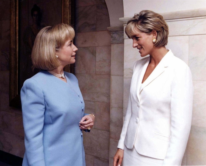 Bà Clinton trò chuyện cùng Công nương Diana tại Nhà Trắng vào năm 1997. Cả 2 bà đều có chung kiểu tóc, mặc chung cùng một kiểu trang phục. (Ảnh: Reuters)