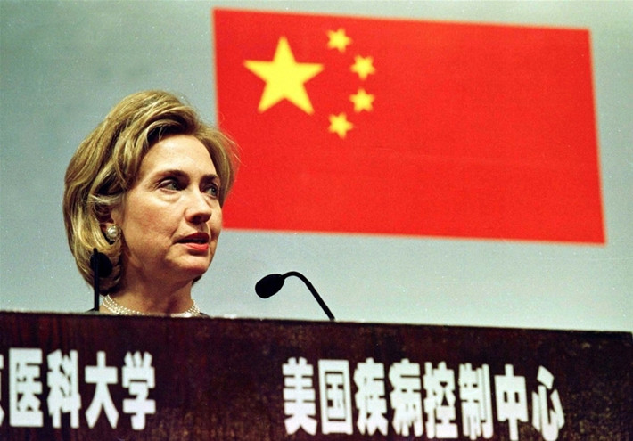Bà Clinton luôn rất quan tâm đến vấn đề chăm sóc y tế và quyền phụ nữ. Trong bức hình vào năm 1998 trên, bà đang phát biểu tại Đại học Y khoa Bắc Kinh, Trung Quốc về chủ đề cải thiện chăm sóc y tế, đặc biệt là vấn đề thiếu hụt axit folic với bà mẹ mang thai. (Ảnh:Reuters)