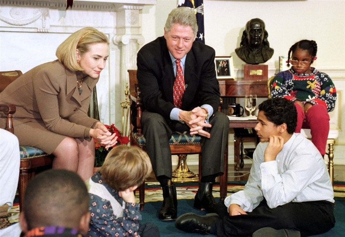 Ông bà Clinton tiếp chuyện một nhóm trẻ mồ côi đang chờ được nhận nuôi tại Phòng Bầu dục, Nhà Trắng. (Ảnh: Reuters)
