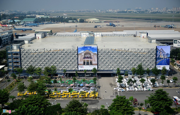 Sau hơn 10 tháng thi công, nhà để xe tại khu vực ga quốc nội sân bay Tân Sơn Nhất, TP.HCM chuẩn bị đưa vào sử dụng. Phía mặt tiền của công trình là bãi đỗ ngoài trời cho các hãng taxi, có khả năng tập kết 239 chiếc.