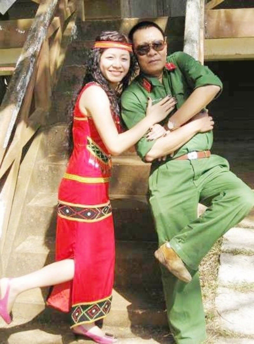 Ảnh hậu trường thú vị của MC Lại Văn Sâm với MC Hoàng Linh khi còn dẫn chương trình Chúng tôi là chiến sĩ.