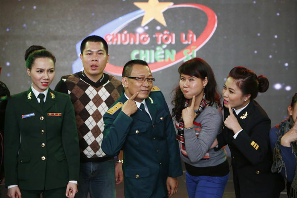 Phía sau ống kính, những người thực hiện chương trình Chúng tôi là chiến sĩ cũng có giây phút trẻ trung như thế này.