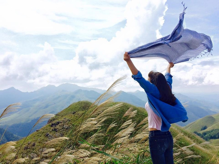 Ngắm nhìn một Bình Liêu hoang sơ, đẹp đẽ với những cung đường uốn lượn quanh đồi núi, những thảo nguyên đầy cỏ lau trắng và nắng ấm, bạn như quên đi hết muộn phiền trong cuộc sống, muốn gửi hồn theo những cơn gió vùng biên cương. Ảnh: Triệu Tú Trinh.