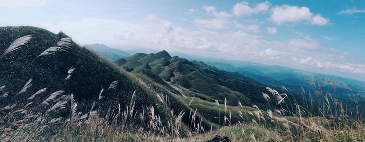 Được mệnh danh là Sa Pa của Quảng Ninh, "sống lưng khủng long" - Bình Liêu đã được cộng đồng phượt biết đến từ lâu, với ruộng bậc thang, núi đồi trùng điệp, những ngôi làng nhỏ trong khói chiều... Ảnh: Forest.