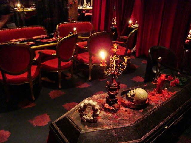 Quán cà phê Vampire, Tokyo, Nhật Bản: Tới đây, du khách sẽ được thưởng thức đồ uống dưới những đèn trần phủ mạng nhện, trên sàn nhà dính máu và các bộ xương nằm rải rác khắp nơi. Không khí u ám khiến bạn tự hỏi liệu chính mình có trở thành bữa tối cho một sinh vật huyền bí không. Ảnh: Japanese Culture.