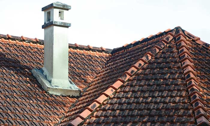 Nếp mái sử dụng ngói Tây với mặt bằng bẻ góc phức tạp là một nét thường gặp trong kiến trúc biệt thự cổ Đà Lạt.