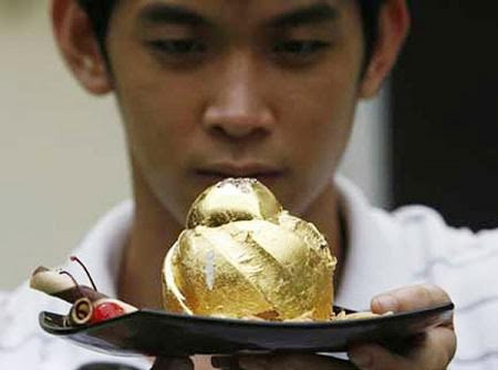 Bánh bọc vàng Trong khi trứng cá muối từ vàng 24 Karat định giá theo hũ, những chiếc bánh gato phủ vàng và đính kim cương này có giá tới hơn 20.000 USD/chiếc. Tuy nhiên, nếu chỉ muốn biết chiếc bánh vị ra sao mà không tốn quá nhiều tiền, thực khách cần bỏ ra 2.500 USD để có một lát nhỏ. Năm 2011, một người đàn ông bốc đồng đã bỏ cả đống tiền mua cả chiếc bánh để mừng sinh nhật lần thứ 60. Chiếc bánh được phủ kín bằng lá vàng và đính viên kim cương 2 carat hiện nay vẫn giữ kỷ lục là món tráng miệng đắt nhất thế giới.