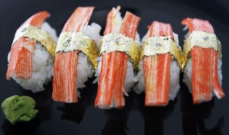Sushi vàng Đây được coi là món sushi đắt nhất ghi trong sách kỷ lục Guinness, do đầu bếp Angelito Araneta chế biến và là món ăn nổi tiếng về sự xa xỉ. Sushi vốn nổi tiếng là món ăn mang tính nghệ thuật cao, tuy nhiên điều đó là chưa đủ với đầu bếp người Philippines này. Ông cho thêm vào món ăn cá hồi Na Uy, gan ngỗng, nhụy hoa nghệ tây khiến mỗi miếng sushi có giá tới 1.800 USD. Tất nhiên, cái giá đó đã bao gồm cả những viên ngọc trai, kim cương đặt bên trên và những lá vàng tinh khiết dát mỏng quấn quanh thay cho rong biển.
