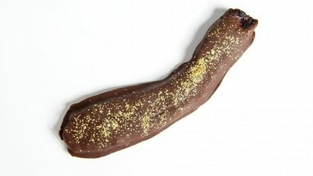 Thịt xông khói phủ chocolate và bột vàng Thịt xông khói ngon tuyệt, chocolate ngọt ngào. Tuy nhiên, việc kết hợp chúng với nhau và rắc thêm bột vàng thoạt nghe có vẻ khá kỳ cục, điên rồ. Baconery, một công ty bánh kẹo tại New York lại khá thành công với việc kết hợp này. Thịt xông khói được phủ một lớp chocolate, sau đó rắc lên trên những bụi vàng 23 Karat, là món tráng miệng hoàn hảo. Để thưởng thức mỗi dải thịt như thế này, thực khách phải bỏ ra 40 USD.