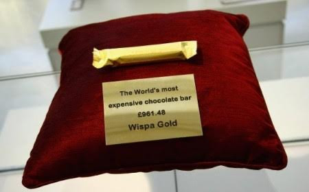 Chocolate bọc vàng Wispa, thanh chocolate vàng “nổi đình nổi đám” của Cadbury đã bị ngừng sản xuất từ năm 2003 khiến những người yêu thích chocolate phản ứng dữ dội. Để giải quyết vấn đề, hãng Cadbury quyết định tạo ta một thanh Wispa bọc vàng lá tinh khiết. Giá của nó lên tới 1.600 USD và được đặt trong cửa hàng trang sức ở London.