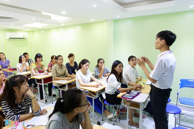 Khoá học này gồm 20 học viên, chủ yếu là giáo viên tiểu học, sinh viên ngành sư phạm. Ngoài ra, số ít còn lại là giáo viên các trung tâm luyện chữ đẹp khác muốn trau dồi kiến thức hoặc những người muốn cải thiện chữ viết.