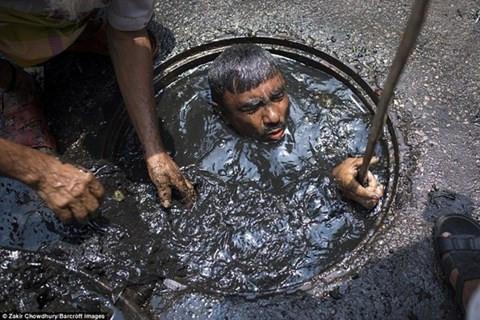 Dhaka thường xuyên bị ảnh hưởng bởi các cơn mưa lớn, hệ thống thoát nước cũ kỹ đã xuống cấp khiến thành phố hay bị ngập úng.