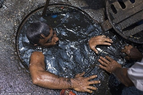 Mặc dù mỗi năm tại Dhaka có nhiều thợ dọn cống thiệt mạng vì nhiễm bệnh, nhưng những công nhân như trong hình vẫn không được bảo vệ trong quá trình làm việc.