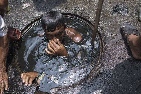 Không có bảo hộ lao động nên việc thở trong nước bẩn, thậm chí uống phải chất thải là chuyện như "cơm bữa" với những công nhân này.