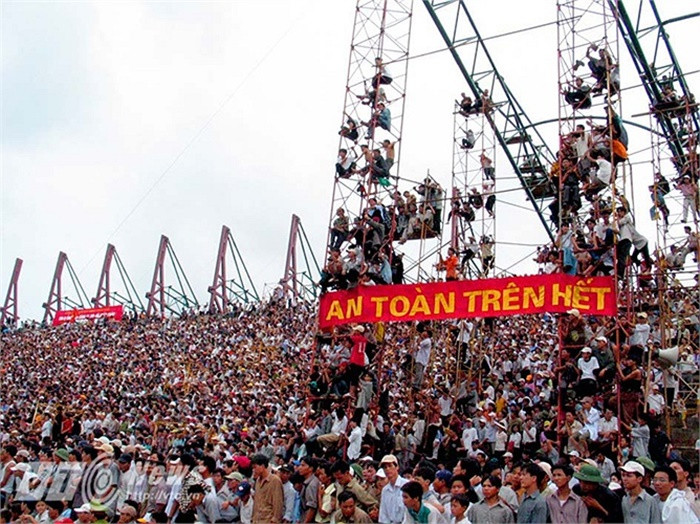 Khi đó Thiên Trường đang trong quá trình xây dựng chuẩn bị cho SEA Games 22. Do kiểm soát không tốt, khán giả đã tràn vào sân và tạo nên một cảnh tượng xem bóng đá rùng mình.