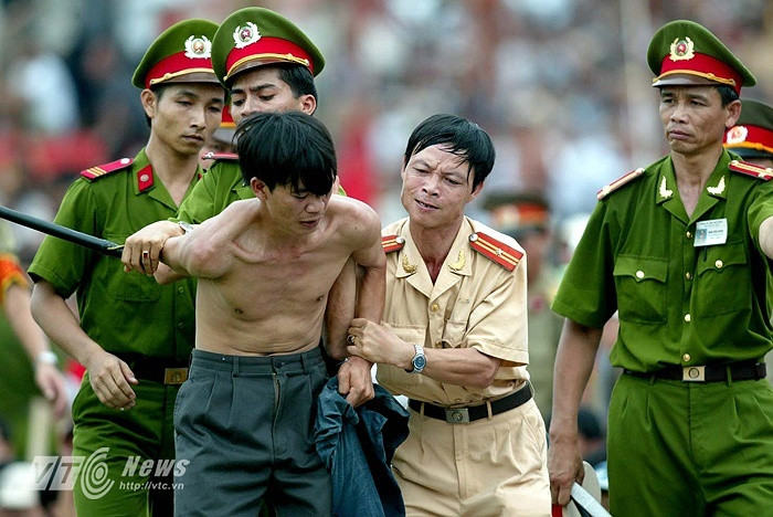 Không những vậy, khi trận đấu diễn ra, rất đông khán giả tràn xuống sân văng tục, ném chai lọ về phía BHL CLB HAGL. Tình hình căng đến mức, bầu Đức phải thốt lên: 'Để khán giả tràn xuống sân như vậy, thánh đá cũng không được'.