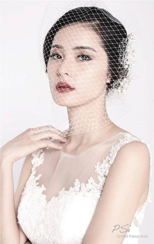 1. Hạ Vi Hạ Vi là một cái tên nóng nhất trong ba ngày vừa qua khi cô cùng đại gia Cường Đô La 'tình cờ' đăng tải một bức ảnh giống nhau trên trang instagram cá nhân. Tiếp đó, ngay giữa tâm bão, nhan sắc Hải Phòng này xuất hiện bình thản, 'tay trong tay' cùng Quốc Cường đi ăn tối tại một nhà hàng ở TP. HCM.