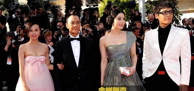 Tại LHP Cannes lần thứ 63, diễn viên Lý Phi Nhi (ngoài cùng bên trái) đọ sắc với Phạm Băng Băng. Lý Phi Nhi đã sơ suất khi để lộ ngực, hình ảnh khiến cô gần như mất cơ hội dự các kỳ LHP quốc tế các năm sau vì tiếng… nhục quốc thể.