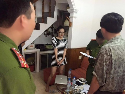 6. "Thánh cô cô bóc" Nguyễn Thị Hương Giang Chiều 11/6 vừa qua, cơ quan CSĐT Bộ công an vừa bắt giữa người phụ nữ có tên Nguyễn Thị Hương Giang có liên quan đến nhiều trang facebook gây xôn xao dư luận như: Thánh cô cô bóc, Tuyết Anh Trần,... Cô gái gốc Hải Phòng này được cho là người đứng sau các facebook chuyên đăng tải những chuyện "nhạy cảm", hậu trường và những bí mật động trời của showbiz Việt. Những facebook này luôn có những lời lẽ cay nghiệt, bêu xấu, bịa chuyện mà không có bằng chứng. Các nhân vật bị các trang facebook này “bóc" bao gồm: ông bầu Vũ Khắc Tiệp, người mẫu Ngọc Trinh, người mẫu Linh Chi, người mẫu – ca sĩ Hồ Ngọc Hà, nhà thiết kế Đỗ Mạnh Cường...