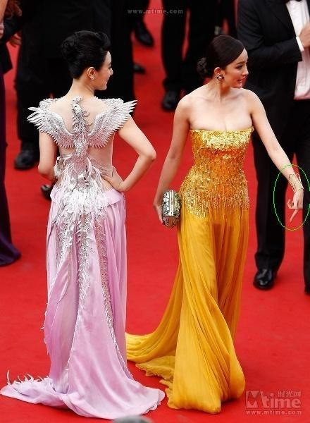 Dương Mịch góp mặt tại LHP Cannes 65 và gây chú ý với bộ váy vàng nổi bật. Nhưng kỷ niệm lần đầu có mặt trên thảm đỏ Cannes trở thành ác mộng với người đẹp Hoa ngữ sinh năm 1986. Trong một khoảnh khắc, cô phản ứng khó chịu bằng việc giơ "ngón tay thối". Sự cố này có thể nói là "vết nhơ" trong đời Dương Mịch. Dù cô ra sức thanh minh, cũng không có mấy người lắng nghe. Sau lần đó, nữ diễn viên sinh năm 1986 chưa từng góp mặt trên thảm đỏ tầm quốc tế nào.