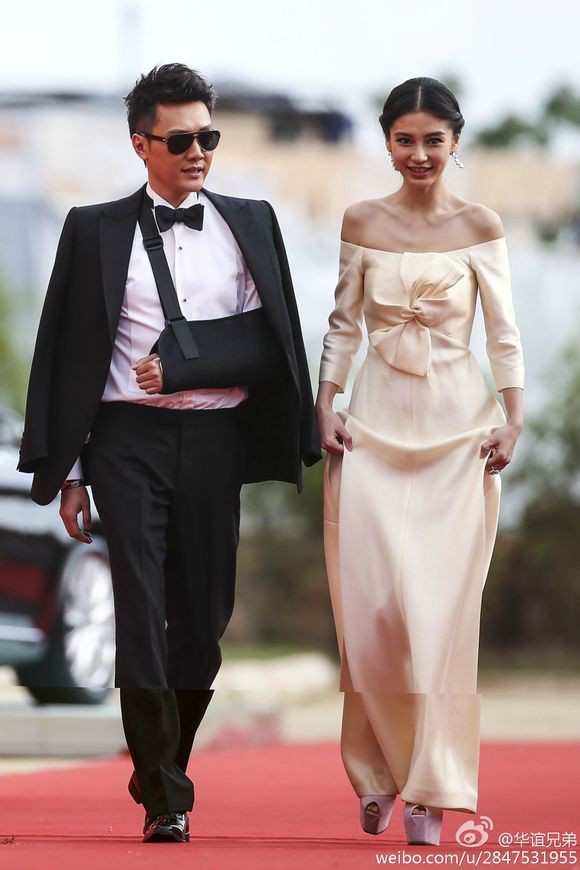 Trên thảm đỏ Hoa Nghị năm 2014, Phùng Thiệu Phong xuất hiện bên Angelababy với một bên tay bị thương. Đây là khoảnh khắc hiếm có tại các sự kiện lớn và Phùng Thiệu Phong cũng là sao nam duy nhất đến giờ vui vẻ tạo dáng dù bị thương. Vì thế, đi cùng mỹ nhân nhưng anh diễn cảnh "thân ai người nấy lo".