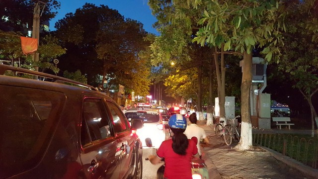 Một số đoạn, toàn bộ vỉa hè đều bị lấn chiếm để kinh doanh quán ăn. Một bên thì để xe, một bên thì nhân viên dựng ghế ngồi mời khách. Tuyến đường luôn ách tắc giao thông mà một phần nguyên nhân là vỉa hè bị lấn chiếm, tình trạng mời mọc, chèo kéo khách của nhân viên các cửa hàng.