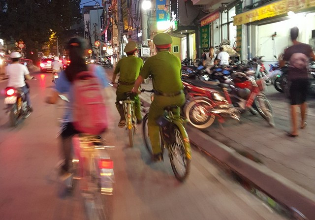 Đây là hình ảnh khi có Cảnh sát trật tự đi tuần tra bằng xe đạp. Nhưng quán bia vẫn vô tư lấn chiếm vỉa hè để kinh doanh mà không hề có sự nhắc nhở, xử phạt như ngày... ra quân.