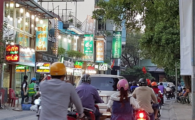 Ở một số khu vực gần cổng bệnh viện trung tâm như Việt Đức, Bạch Mai, Phụ sản Trung ương, Viện nhi Trung ương, Phụ sản Hà Nội… trở nên nhức nhối khi xe cộ lộn xộn, buôn bán nhếch nhác, rất mất hình ảnh mỹ quan đô thị. Chị Hoàng Thị Minh, khách du lịch ở Đà Lạt cho biết, khi đi bộ trong khu phố cổ, cảm giác bất an luôn thường trực. “Những con phố cổ kính rất đẹp, nhưng đi đâu cũng gặp xe máy tràn ngập vỉa hè, thậm chí là dưới lòng đường. Phố đã hẹp, nhưng vỉa hè cũng bị các cửa hàng ăn uống chiếm dụng hết. Cảm giác lo sợ bị tai nạn khiến chuyến đi khám phá phố cổ của tôi cũng mất đi sự thú vị”, chị Minh nói.