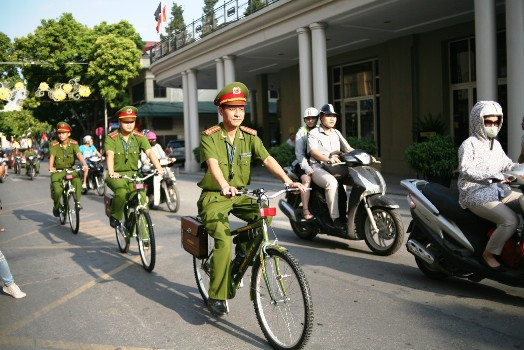 Vào ngày 12/8 vừa qua, mô hình Công an Hà Nội tuần tra bằng xe đạp được thí điểm cho các chiến sĩ công an khu vực ở một số phường thuộc 12 quận nội thành. Một khoản ngân sách cũng đã được dùng để đầu tư mua xe đạp “đặc chủng” sau đó phân bổ về cho các phường nhằm “tạo hình ảnh thân thiện giữa công an và người dân”.