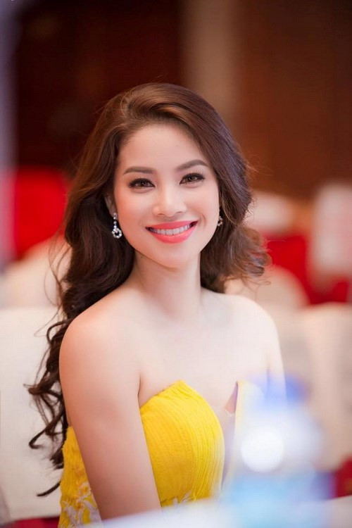 2. Phạm Hương Một người đẹp khác của thành phố Hoa phượng đỏ mới đăng quang tại cuộc thi Hoa hậu Hoàn Vũ 2015 - Phạm Hương. Mặc dù là Hoa hậu được công chúng đón nhận nhất từ trước đến nay, nhưng Phạm Hương cũng gặp vô số rắc rối ngay sau khi cô giành vương miện cao quý.