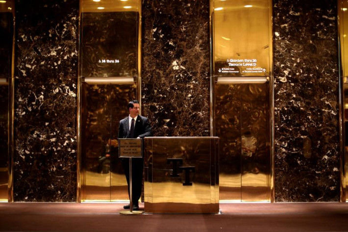 Sảnh phía trước cầu thang máy lên các tầng cao hơn của tòa tháp Trump.