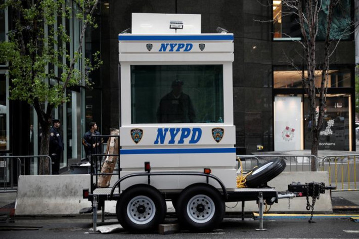Từ khi ông Trump trở thành ứng viên Tổng thống Mỹ, Sở Cảnh sát New York đã cắt cử các binh sĩ canh gác bên ngoài tòa tháp này.