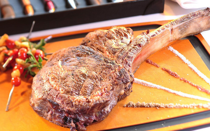 Món bít tết đặc sản mang tên Wagyu Tomahawk hình lưỡi rìu này có giá 109 USD.