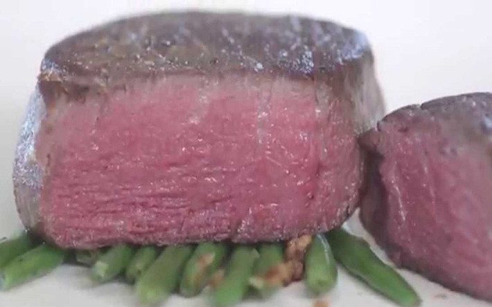 Ở Sydney (Australia), món bít tết làm từ thịt bò Wagyu Tenderloin có giá 295 USD.